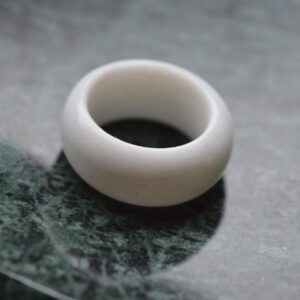 Obrączka pierścień z marmuru Bianco Carrara