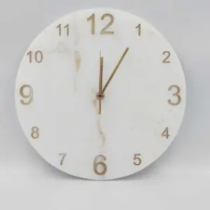 Zegar ścienny z marmuru Bianco Carrara 30 cm indeks arabski złoty