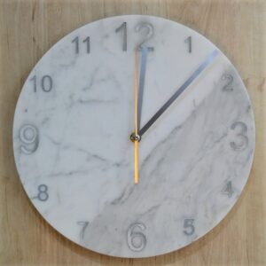 Zegar ścienny z marmuru Bianco Carrara 30 cm indeks arabski srebrny