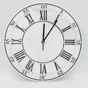 Zegar ścienny z marmuru Bianco Carrara 30 cm indeks rzymski czarny