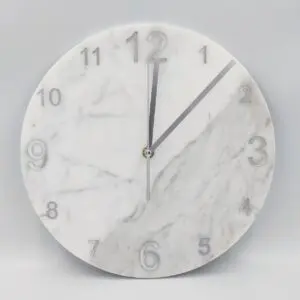 Zegar ścienny z marmuru Bianco Carrara 30 cm indeks arabski srebrny