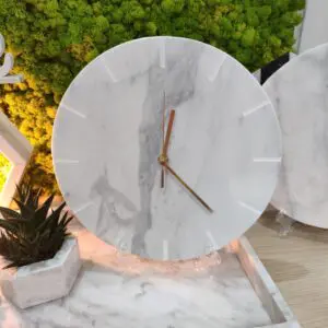 Zegar ścienny z marmuru Bianco Carrara 30 cm indeks kreski surowy