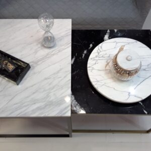 Un juego de mesas en mármol Bianco Carrara y Nero Marquina