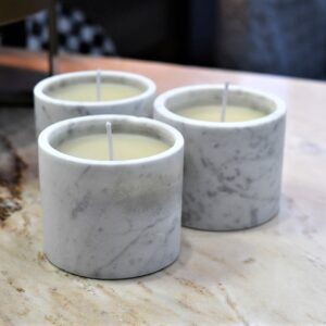 Świeca woskowa w marmurze Bianco Carrara o zapachu lemon