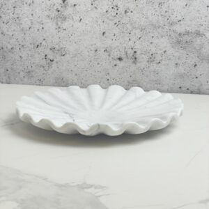 Patera, taca z marmuru Bianco Carrara muszla ryflowana 23cm