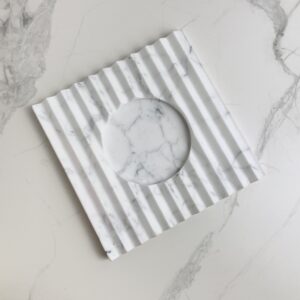 Taca ryflowana z marmuru Bianco Carrara 20cm