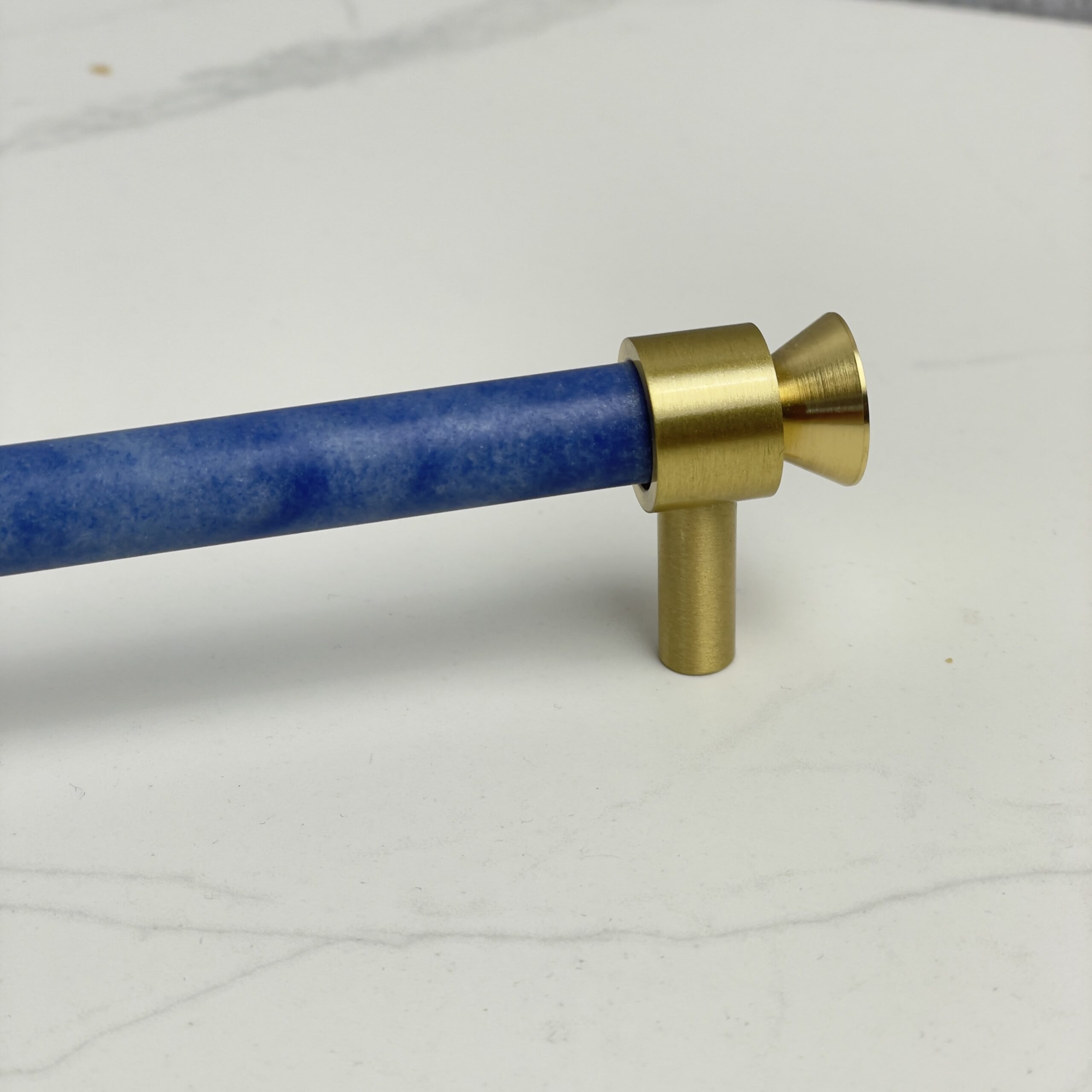 Mosiężny uchwyt meblowy reling kwarcyt Azul Macaubas 20cm