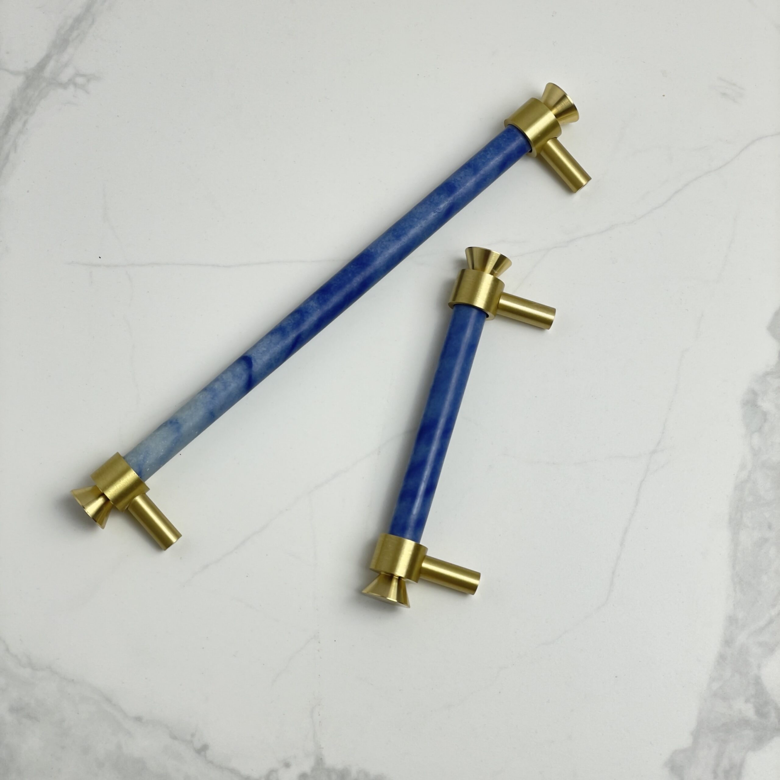Mosiężny uchwyt meblowy reling kwarcyt Azul Macaubas 26,5cm